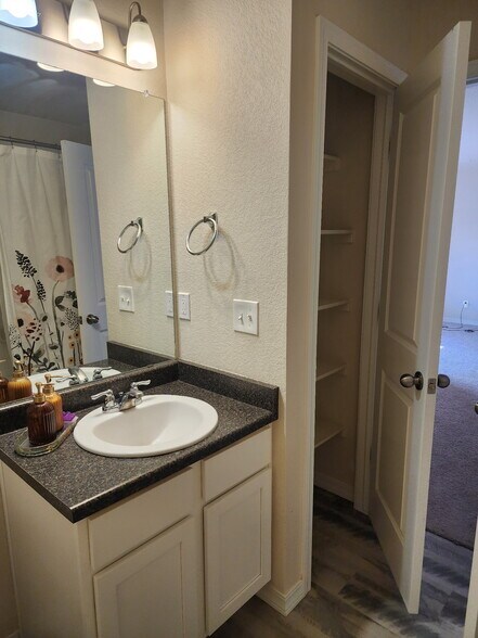 Building Photo - 6057 Napa Dr