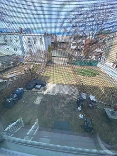 Building Photo - 716 E 6th St