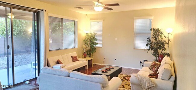 Building Photo - 121 W Hackberry Dr