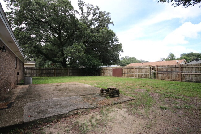 Building Photo - Move-in Ready Spacious & Pet-Friendly 3/2 ...