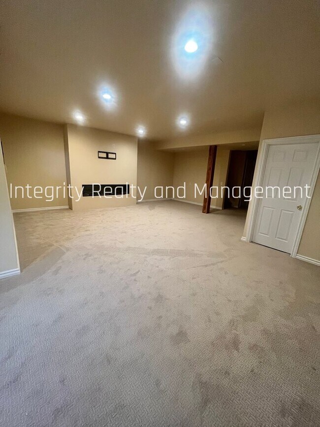 Building Photo - 6598 Pinewood Dr