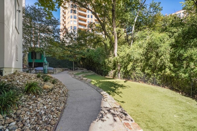 Building Photo - Cantabria at Turtle Creek
