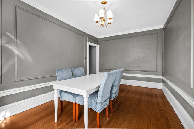 Building Photo - 212 N Oak Park Ave