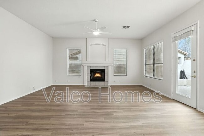 Building Photo - 8338 W Rose Ln