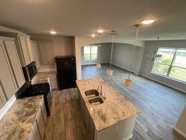 Building Photo - 15306 Comanche Grv