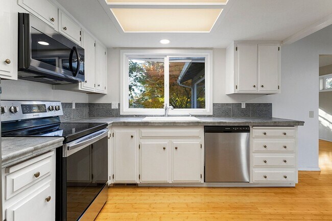 Building Photo - Spacious Home ! Huge living room, 2nd family room, kitchen nook and extra room off kitchen. Large...