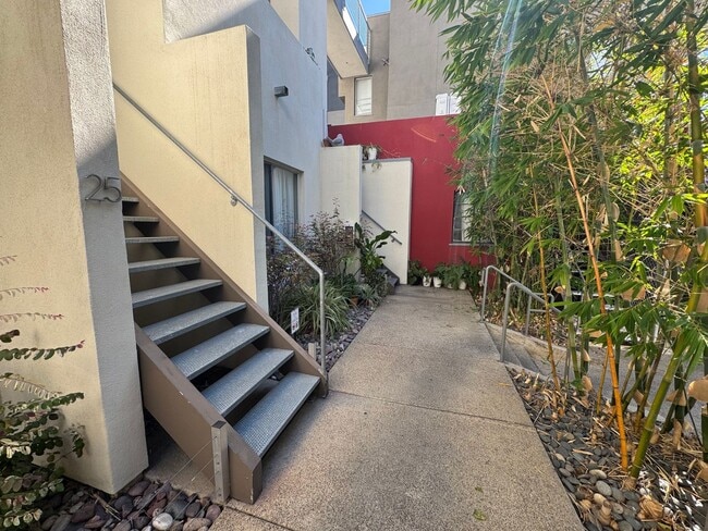 Building Photo - Beautiful 2Br/2Ba Townhome In Little Italy...