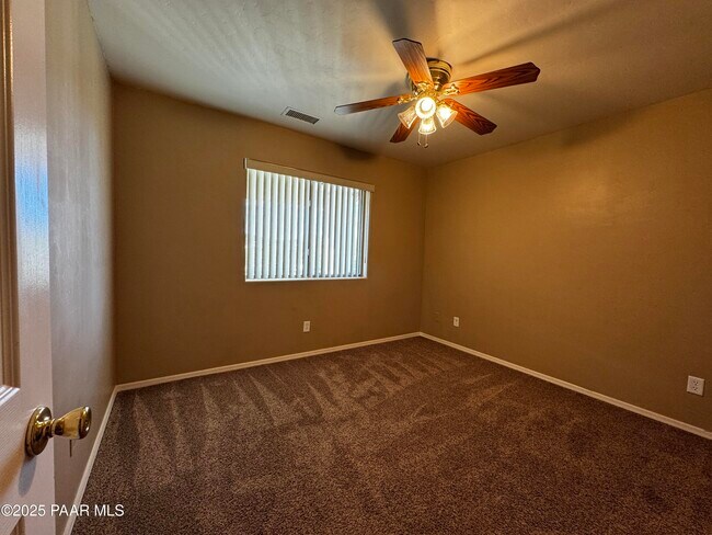 Building Photo - 3750 N Meadowlark Dr