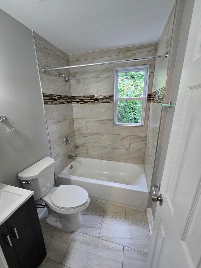 Building Photo - Beautiful 1 Bedroom w/ Den town home located in Dundalk.