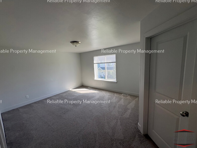 Building Photo - 156 S Emery Ln