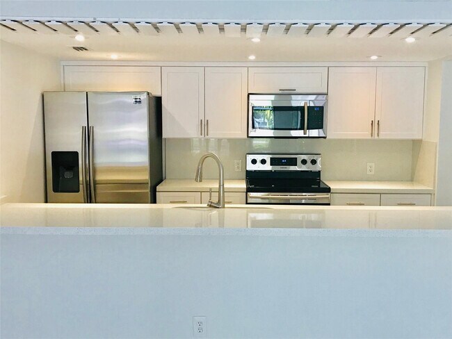 Building Photo - 1640 W Golfview Dr