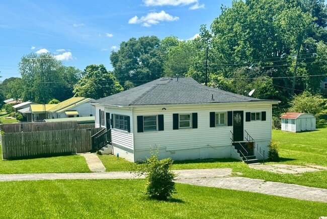 Building Photo - Charming 2 Bed, 1 Bath Home with Private P...