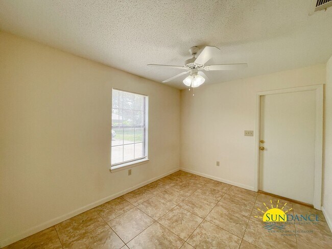 Building Photo - Charming 3-Bedroom plus Office located in between Hurlburt and Eglin AFB!