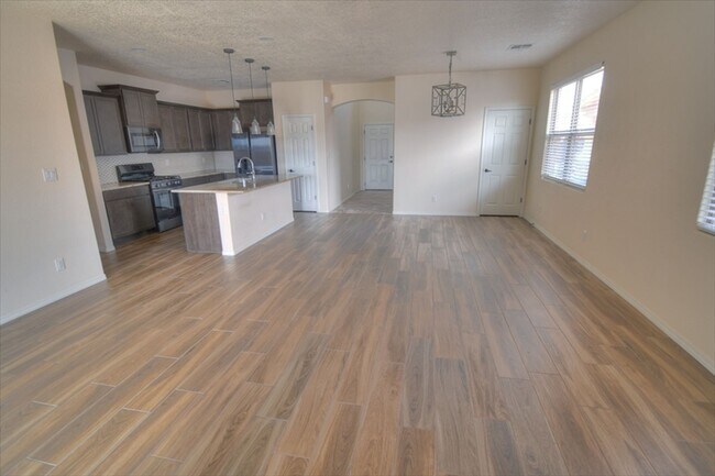 Building Photo - 4461 Golden Eagle Loop NE