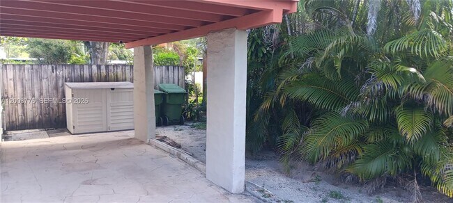 Building Photo - 1600 SW 14th St