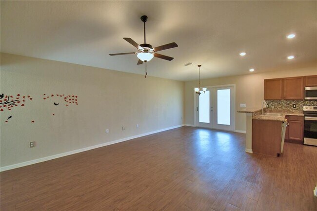 Building Photo - 605 Vittorio Dr