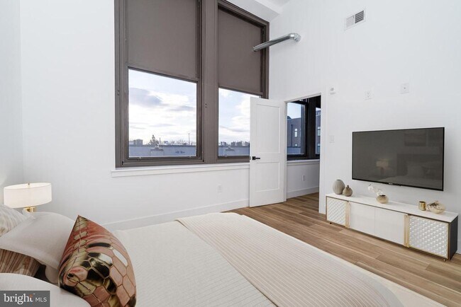 Building Photo - 2700 E Auburn St