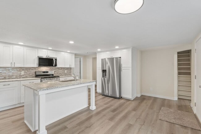 Building Photo - 3 BEDROOM, 3 BATH+ BONUS ROOMS ON RANCH IN...