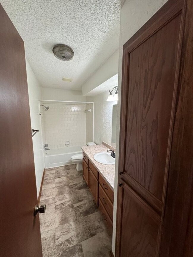 Building Photo - 8401 Woodhue Dr