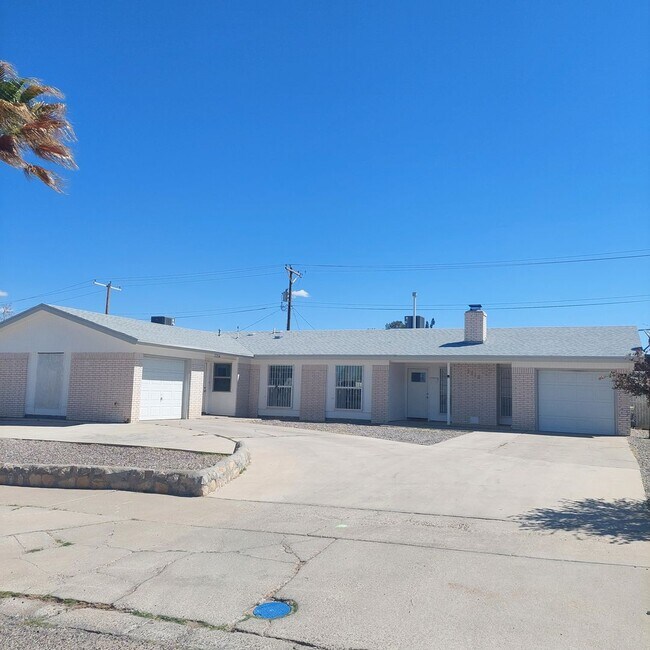 Building Photo - Welcome Home ! 3 bedroom 1.5 bath rental -DUPLEX