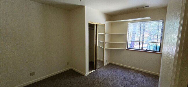 Building Photo - Spacious 3-bedroom, 2-bath multi-family home