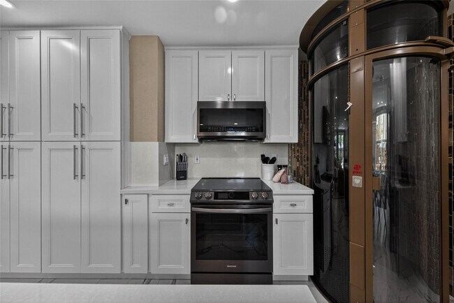 Building Photo - 1215 NE 1st St