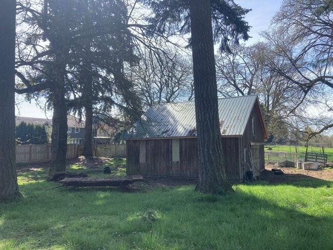 Building Photo - Grand Home!