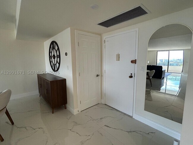 Building Photo - 2500 Parkview Dr