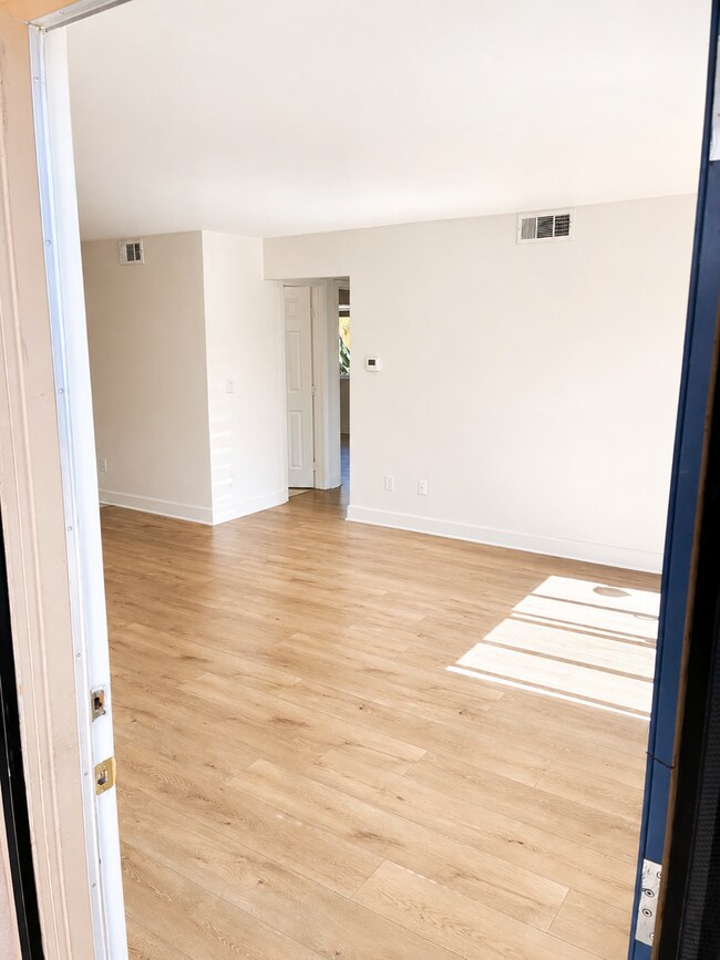 Building Photo - Beautiful Updated 2 Bed / 1.5 Bath Condo