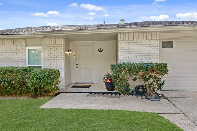 Building Photo - 2205 Hilton Head Dr