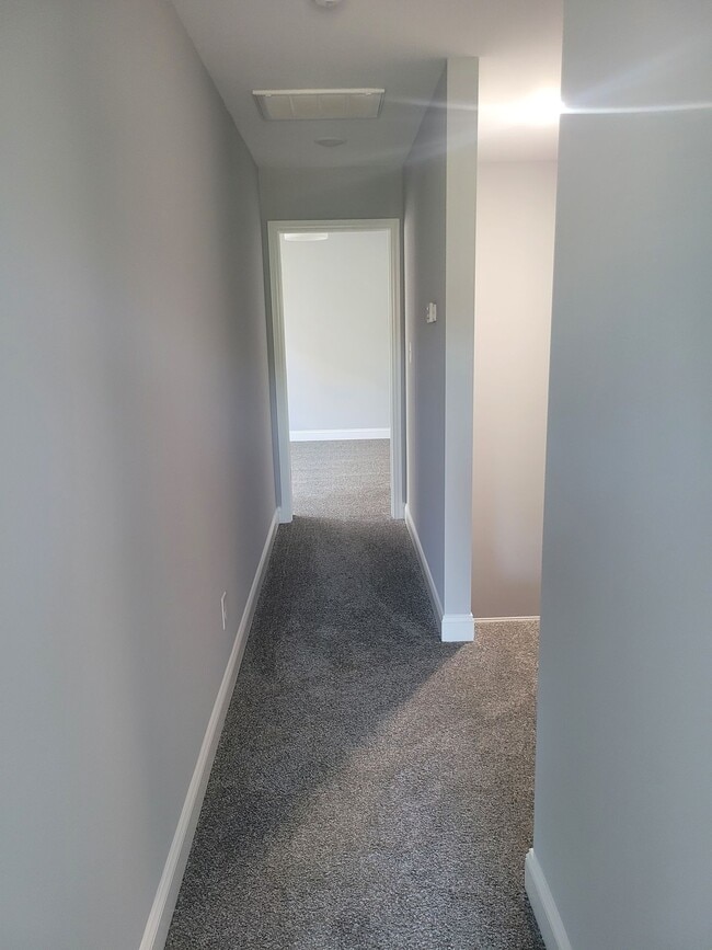 Building Photo - 2 Bedroom, 2.5 Bath Modern Duplex - Walkin...