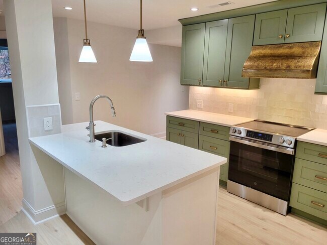 Building Photo - 886 Moore Rd