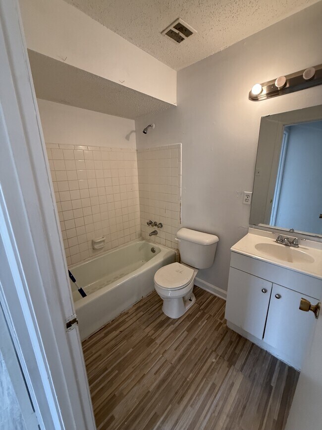 Building Photo - 4860 Chesterwood Ct