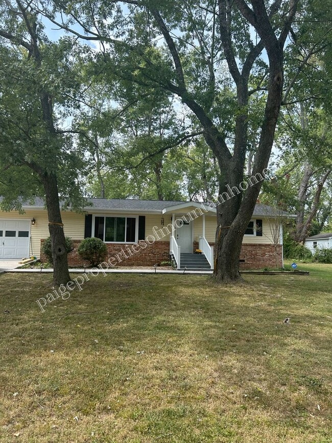 Building Photo - Stunning 4-bedroom, 2-bath Home with Attached Garage