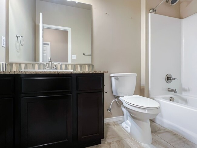 Building Photo - Modern 3 Bed 2 Bath Home - Pet Friendly!