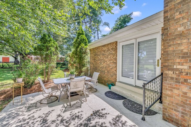 Building Photo - One level living in the heart of Brentwood