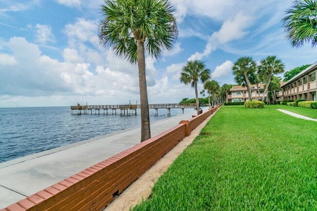 Building Photo - 650 Pinellas Point Dr S