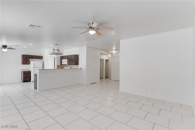 Building Photo - 10225 Clarks Creek St