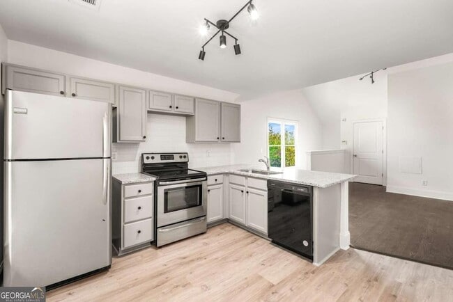 Building Photo - 94 Lucy St SE