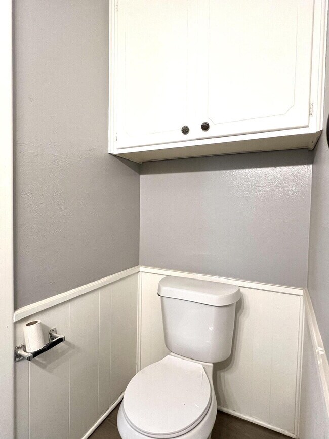 Building Photo - 6903 Hartford Ave