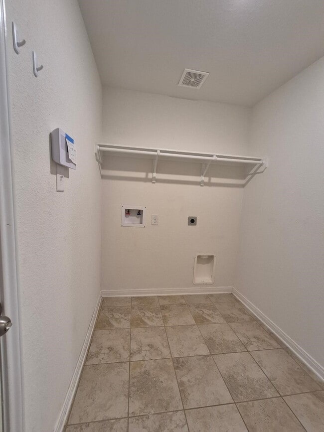 Building Photo - 6715 Hillsdale Creek Dr