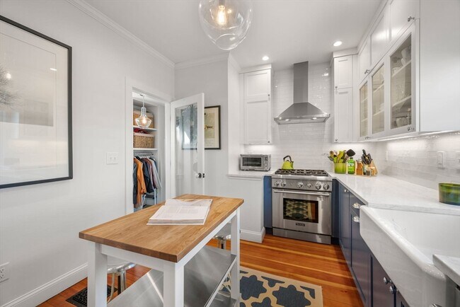 Building Photo - 40 Mead St