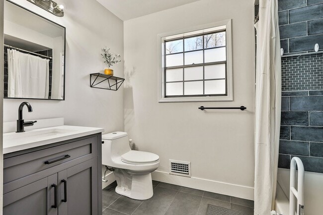 Building Photo - Fully Furnished 3BR Home in Fayetteville. Flexible Lease Options!