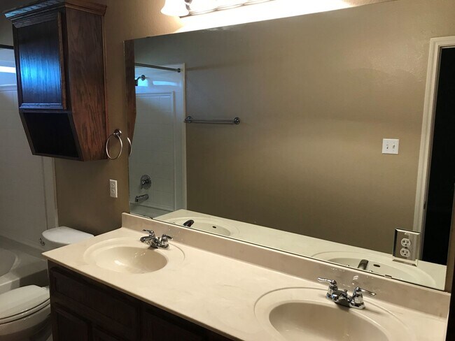 Building Photo - 2 Bedroom | 2 Bath  Located off Clear Creek Road in Killeen.