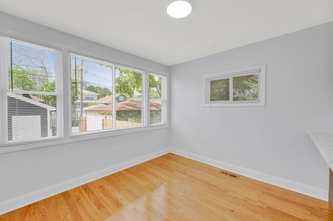 Building Photo - 1115 N Taylor Ave