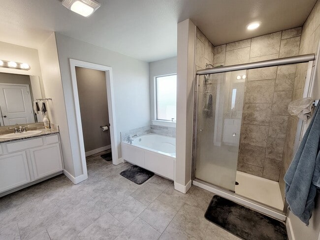 Building Photo - Upland Crossing - 3/2/2 All Appliances Included