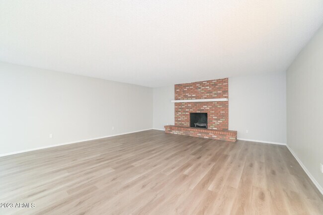 Building Photo - 10347 W Hazelwood Ave