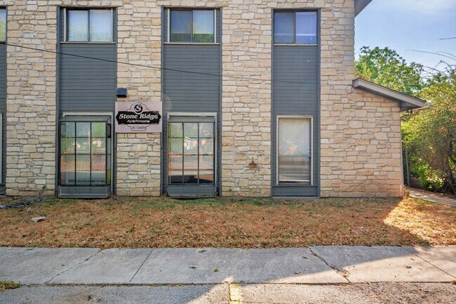 Building Photo - 2 Bedroom, 1.5 Bath Apartment In Lockhart