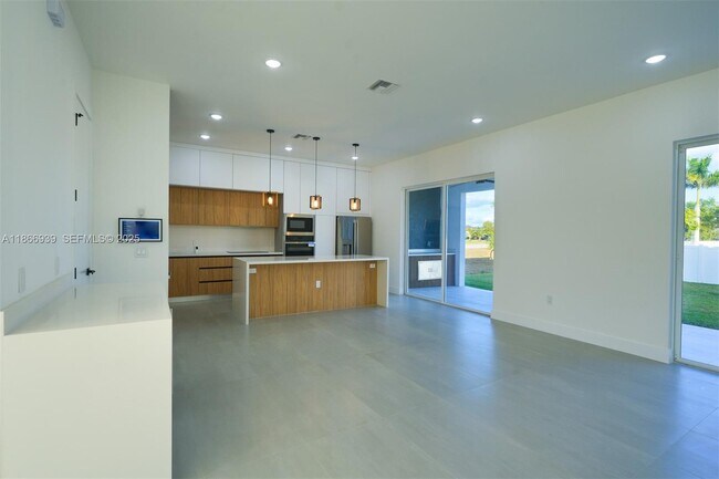 Building Photo - 5 SW 26th Pl