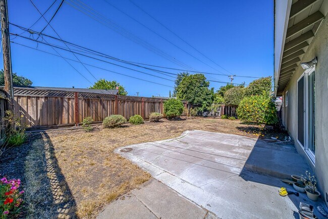 Building Photo - 5741 Seifert Ave